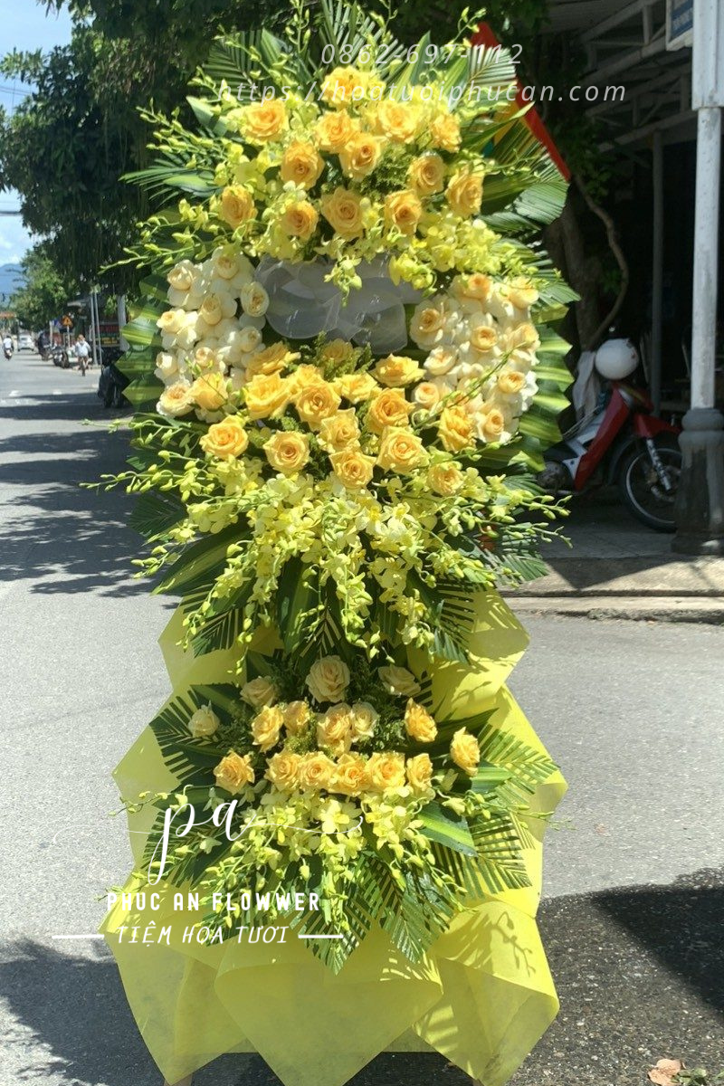 vòng hoa đám tang vàng